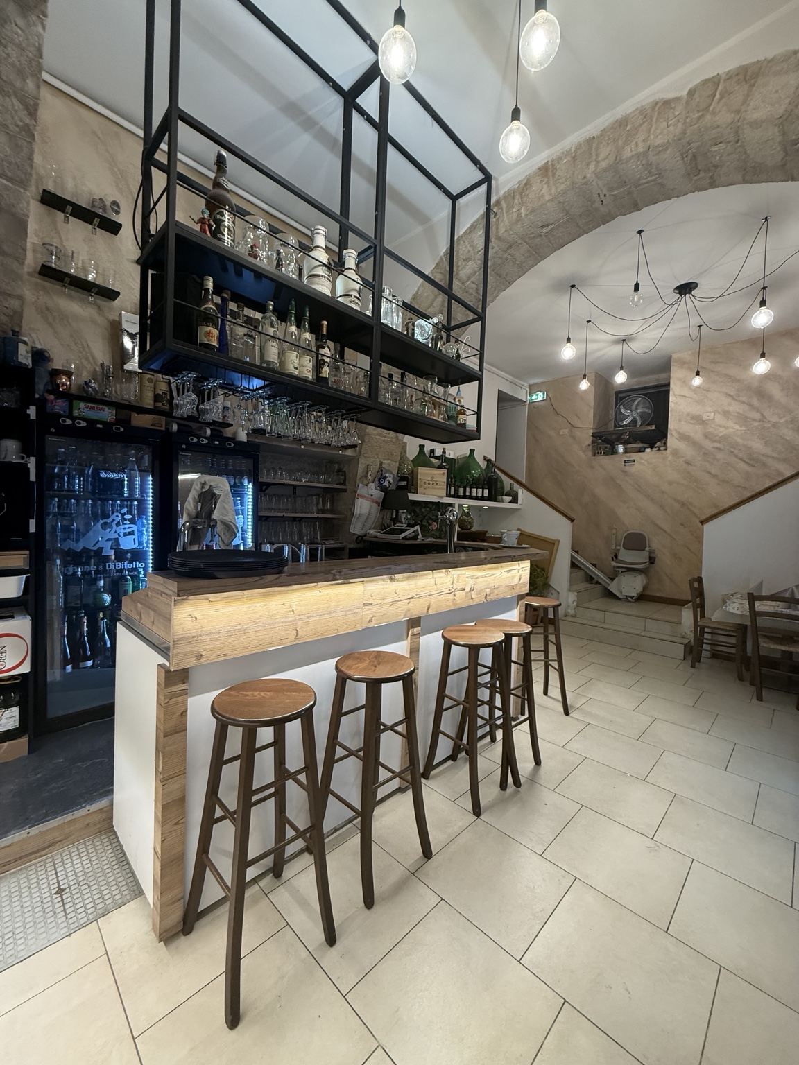 Il bancone e la sala di De Gustibus