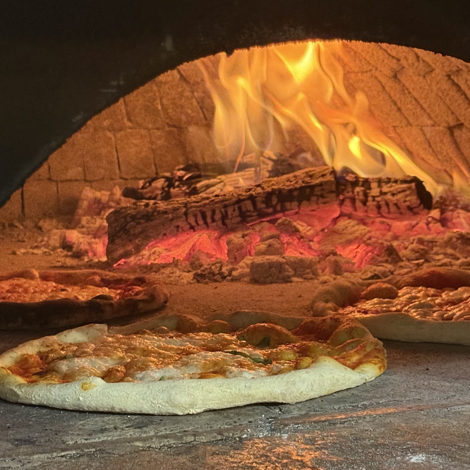 Pizza nel forno a legna